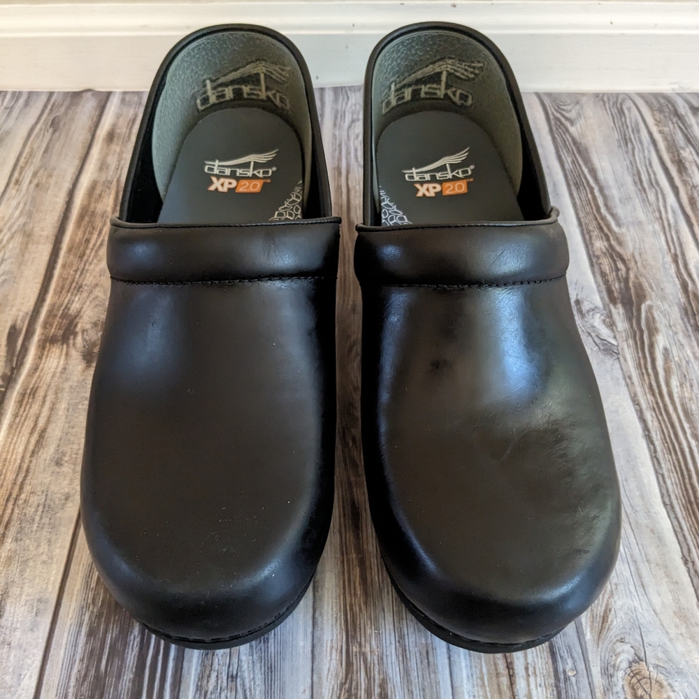 Dansko Black Leather XP 2.0 Nursing Clogs, Size 42 With Inserts